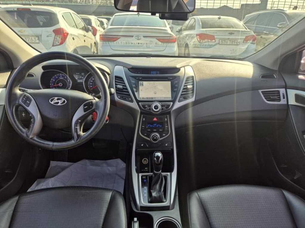 HYUNDAI Avante - Vista 8
