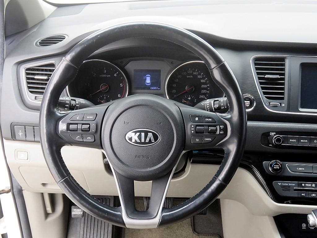 KIA Carnival - Vista 11