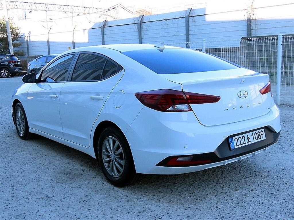 HYUNDAI Avante - Vista 3