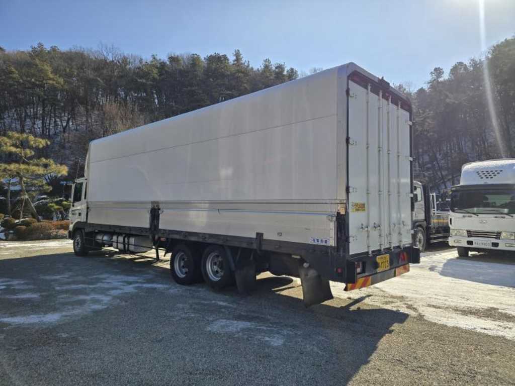 medium and large cargo truck - Vista 5