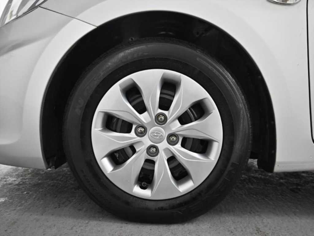 HYUNDAI Accent - Vista 5