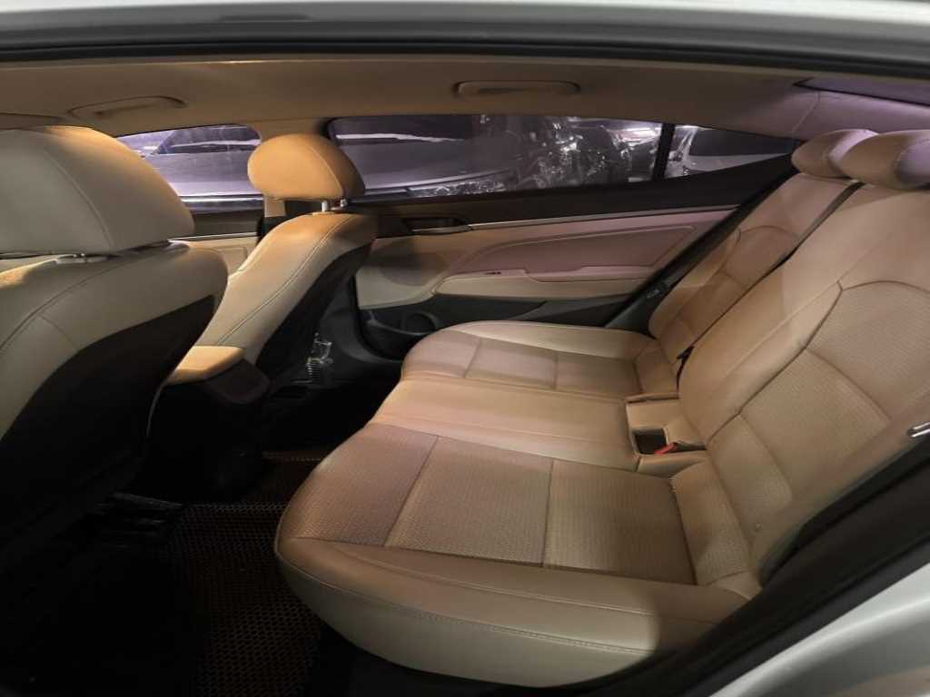 HYUNDAI Avante - Vista 8