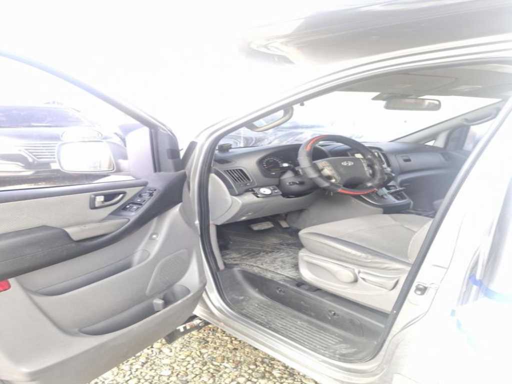 HYUNDAI Starex - Vista 6