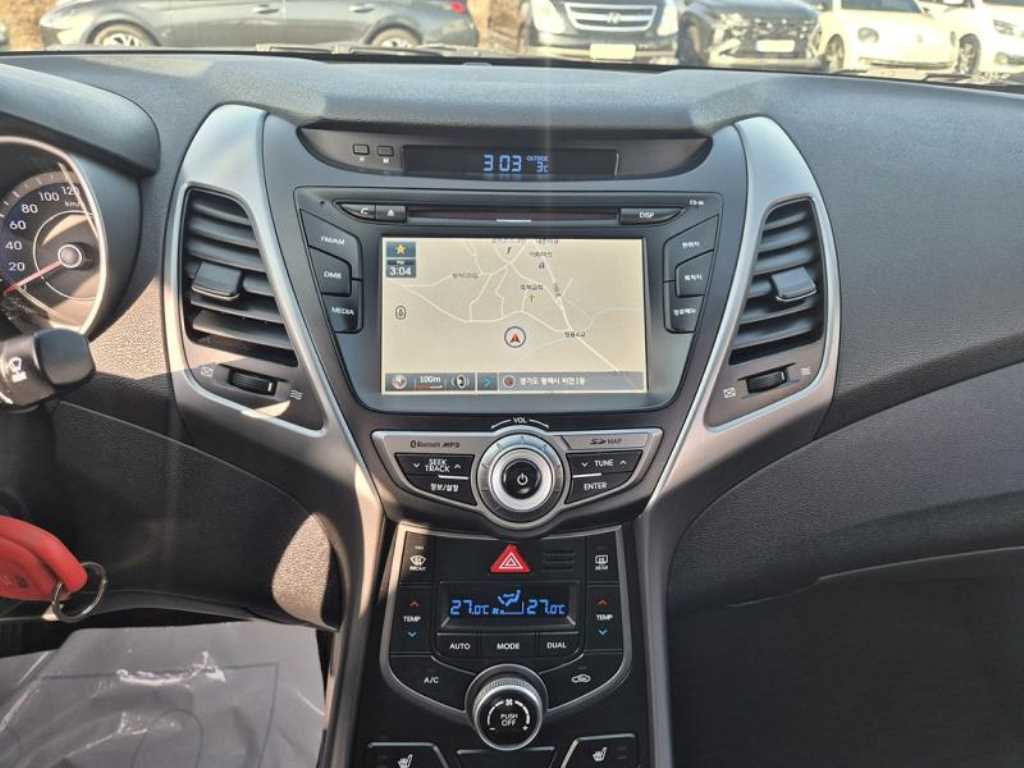 HYUNDAI Avante - Vista 9