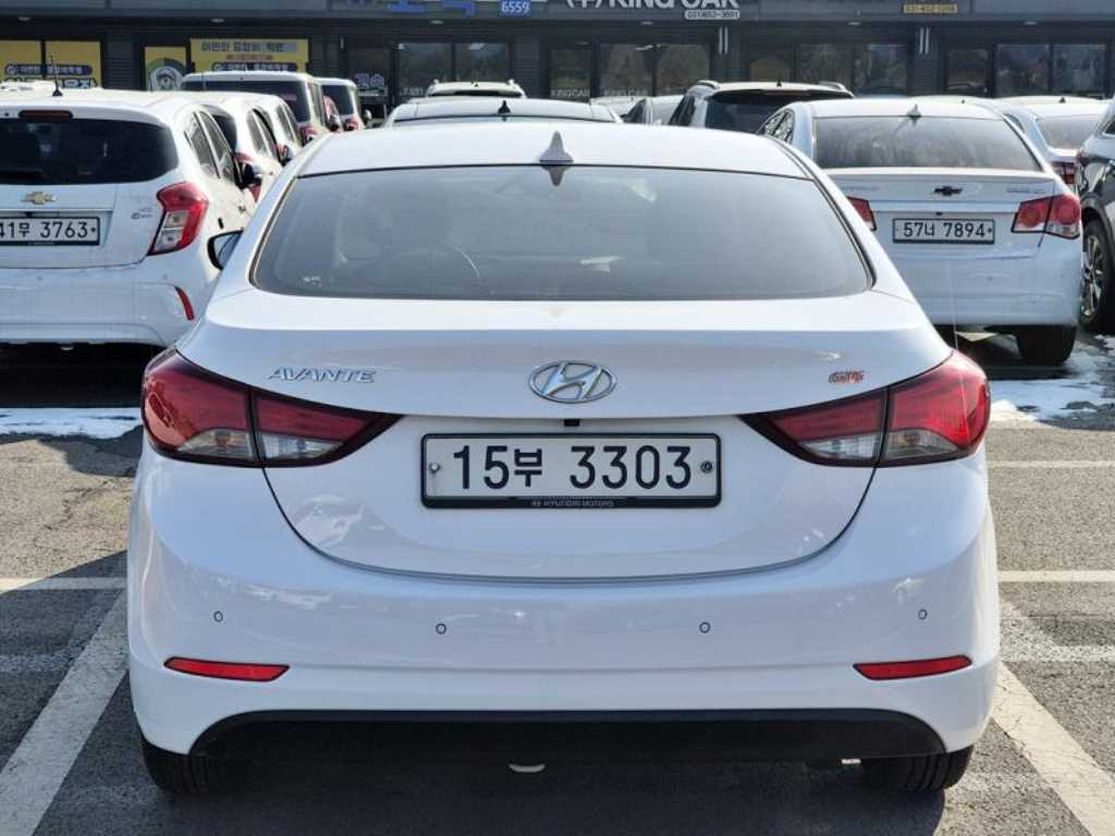 HYUNDAI Avante - Vista 5