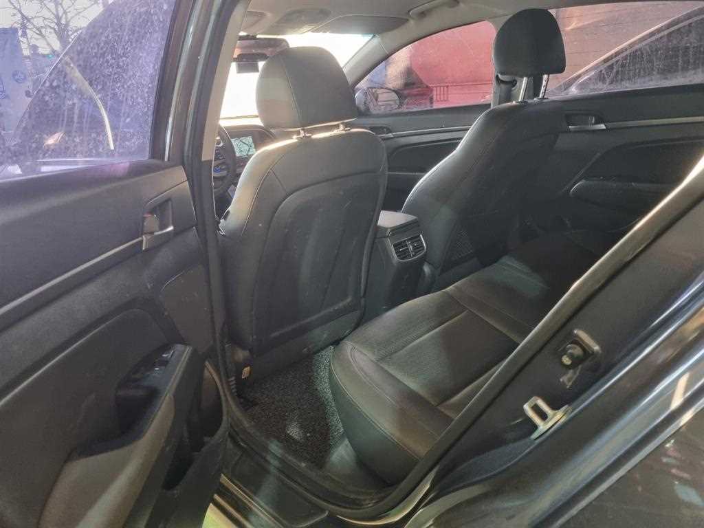 HYUNDAI Avante - Vista 10