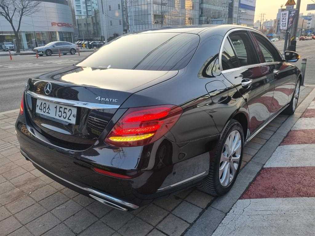 Mercedes Benz E class - Vista 3