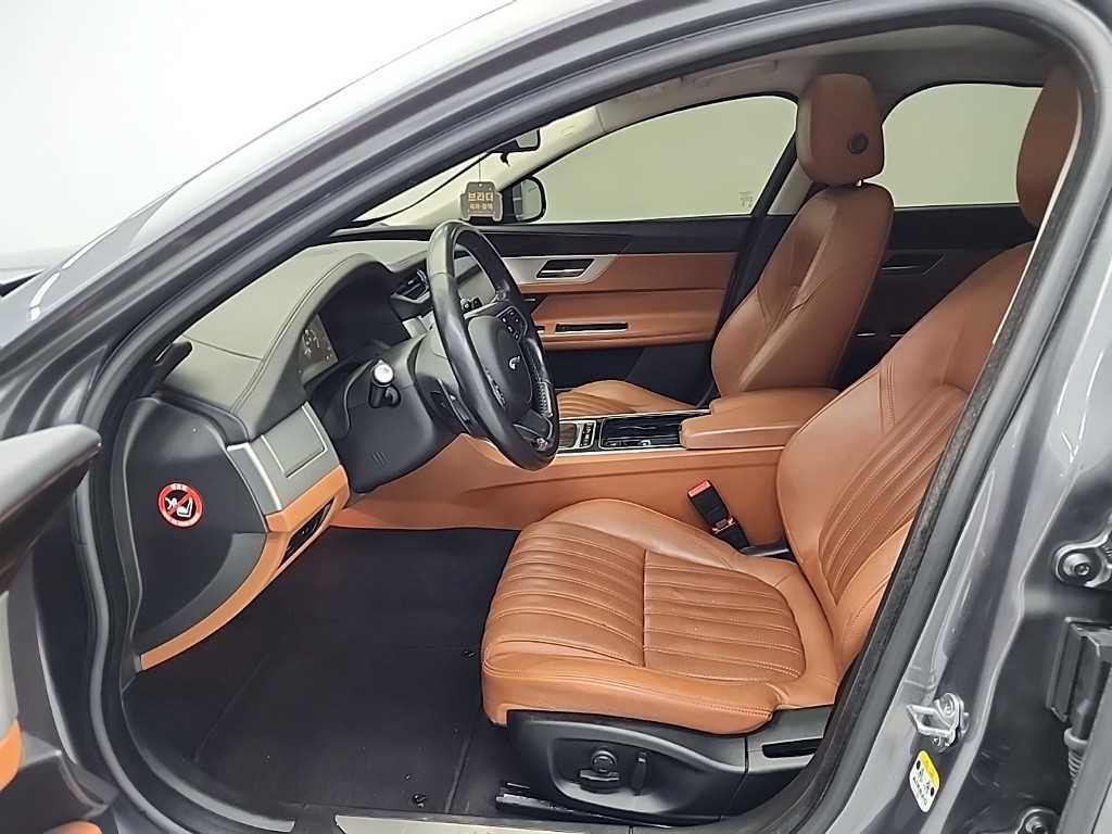 Jaguar XF - Vista 11