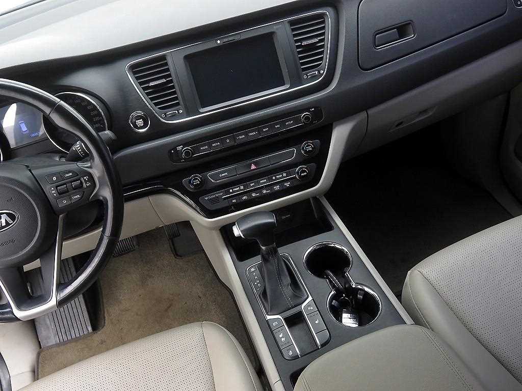 KIA Carnival - Vista 12