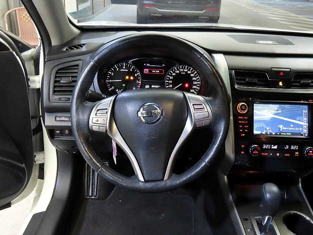 Nissan Altima - Vista 8