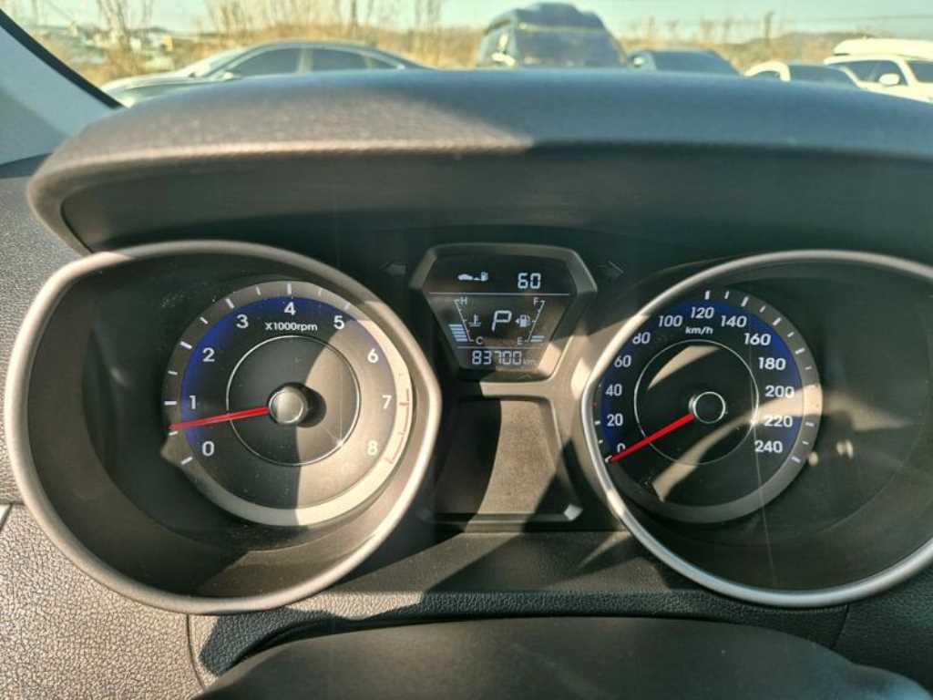 HYUNDAI Avante - Vista 7