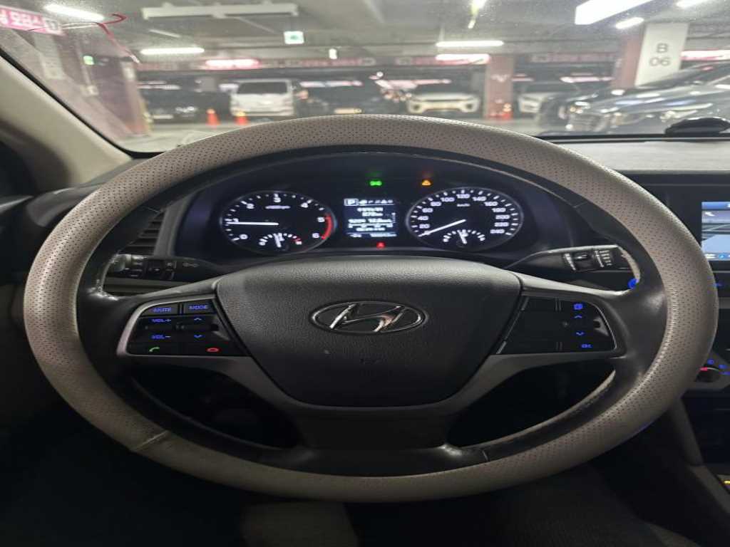 HYUNDAI Avante - Vista 4