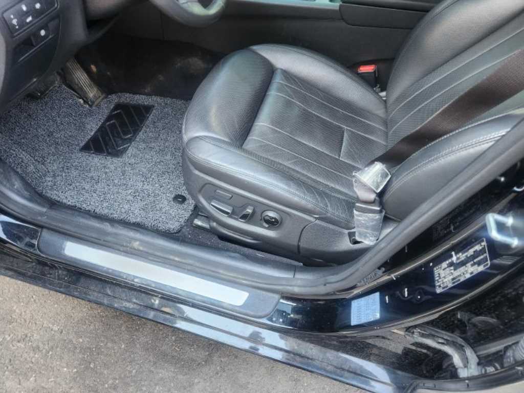 HYUNDAI Genesis - Vista 5