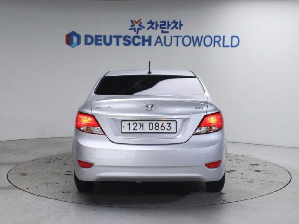 HYUNDAI Accent - Vista 4
