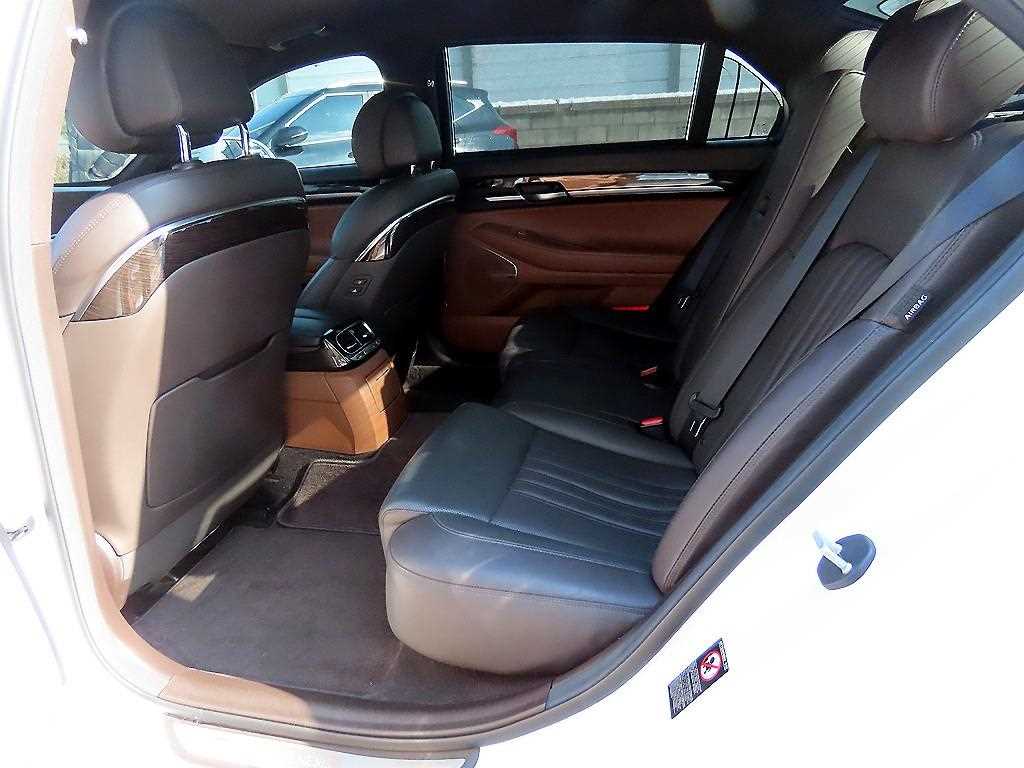 Genesis G90 - Vista 6