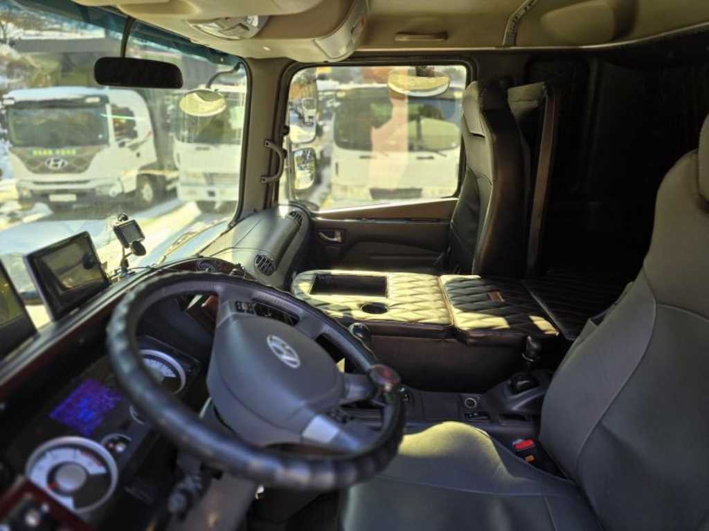 medium and large cargo truck - Vista 11