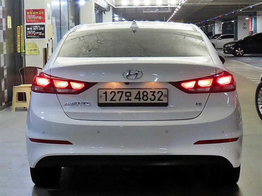 HYUNDAI Avante - Vista 5