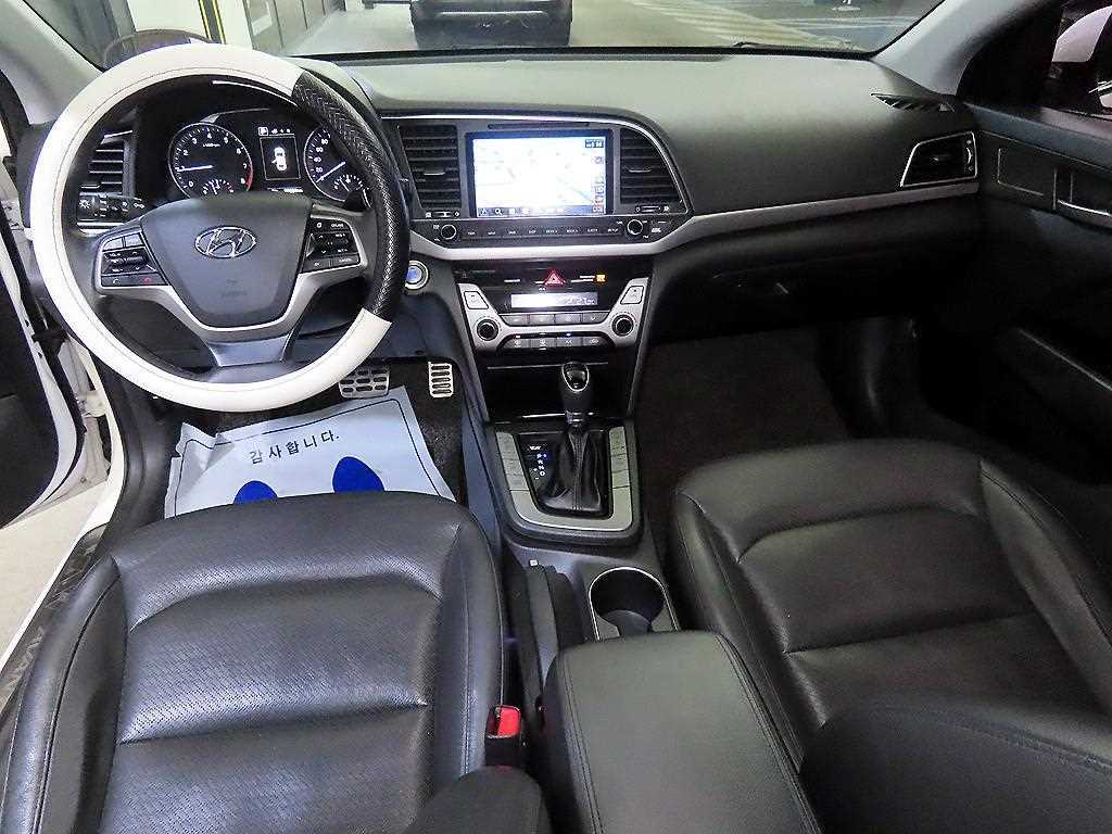 HYUNDAI Avante - Vista 10