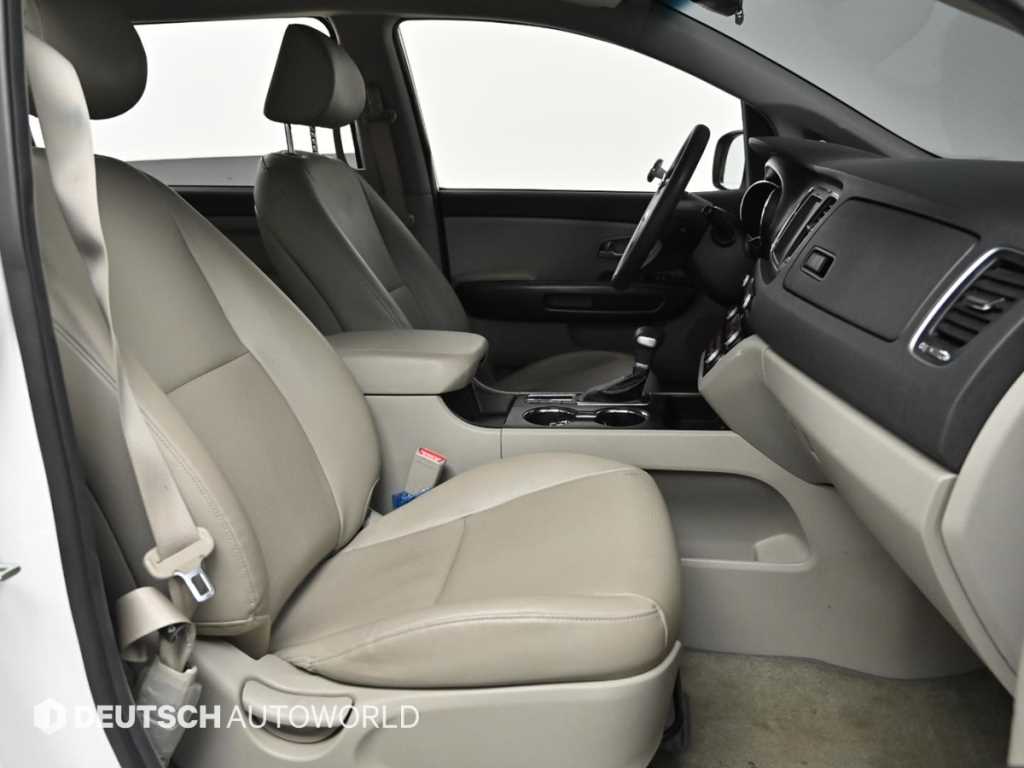 KIA Carnival - Vista 10