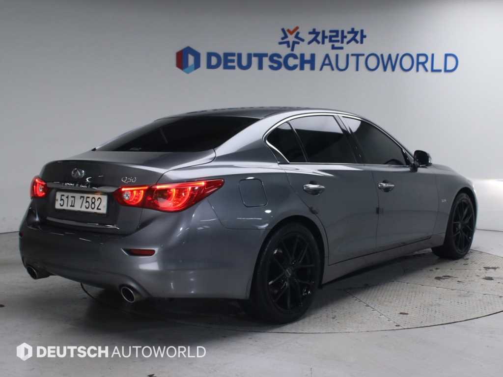 Infiniti Q - Vista 2