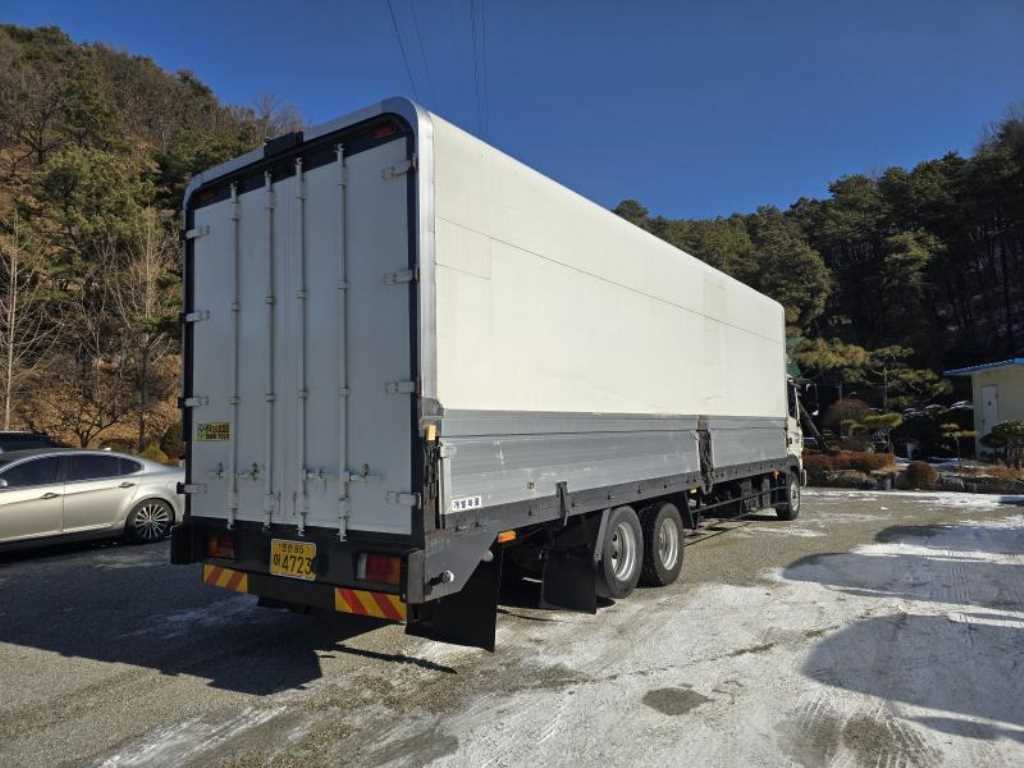 medium and large cargo truck - Vista 6