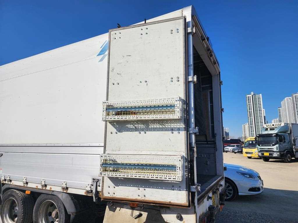 medium and large cargo truck - Vista 3