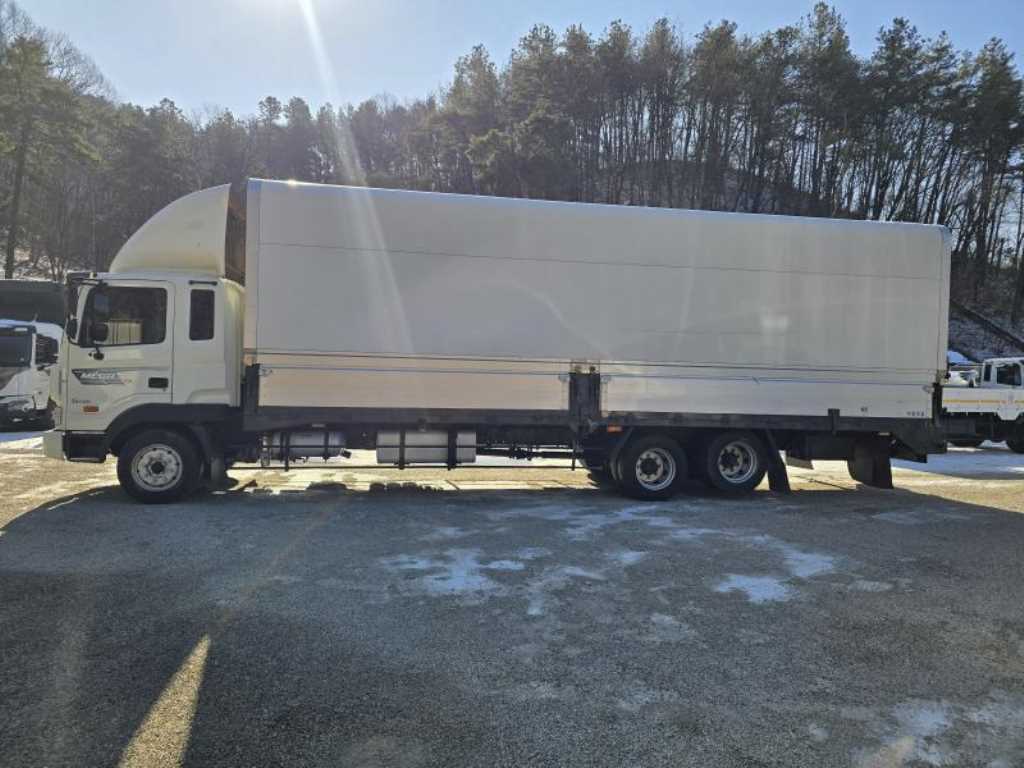 medium and large cargo truck - Vista 4