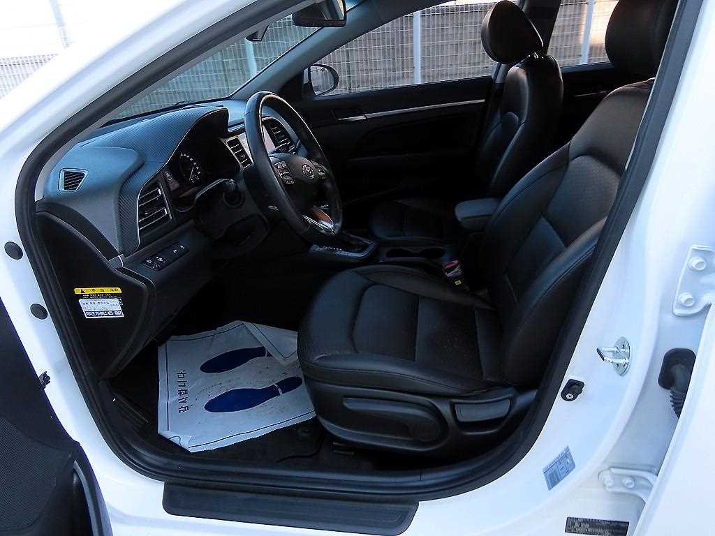 HYUNDAI Avante - Vista 5