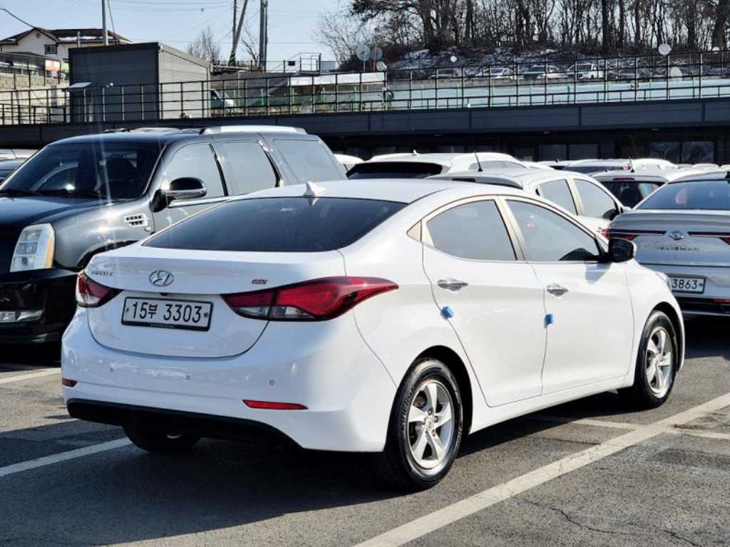 HYUNDAI Avante - Vista 4