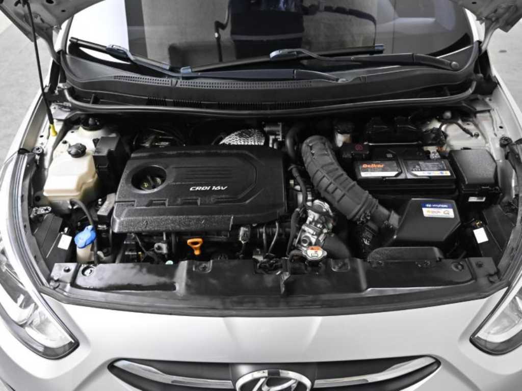 HYUNDAI Accent - Vista 6