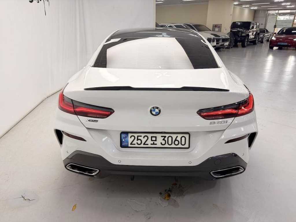 BMW 8 Series - Vista 5