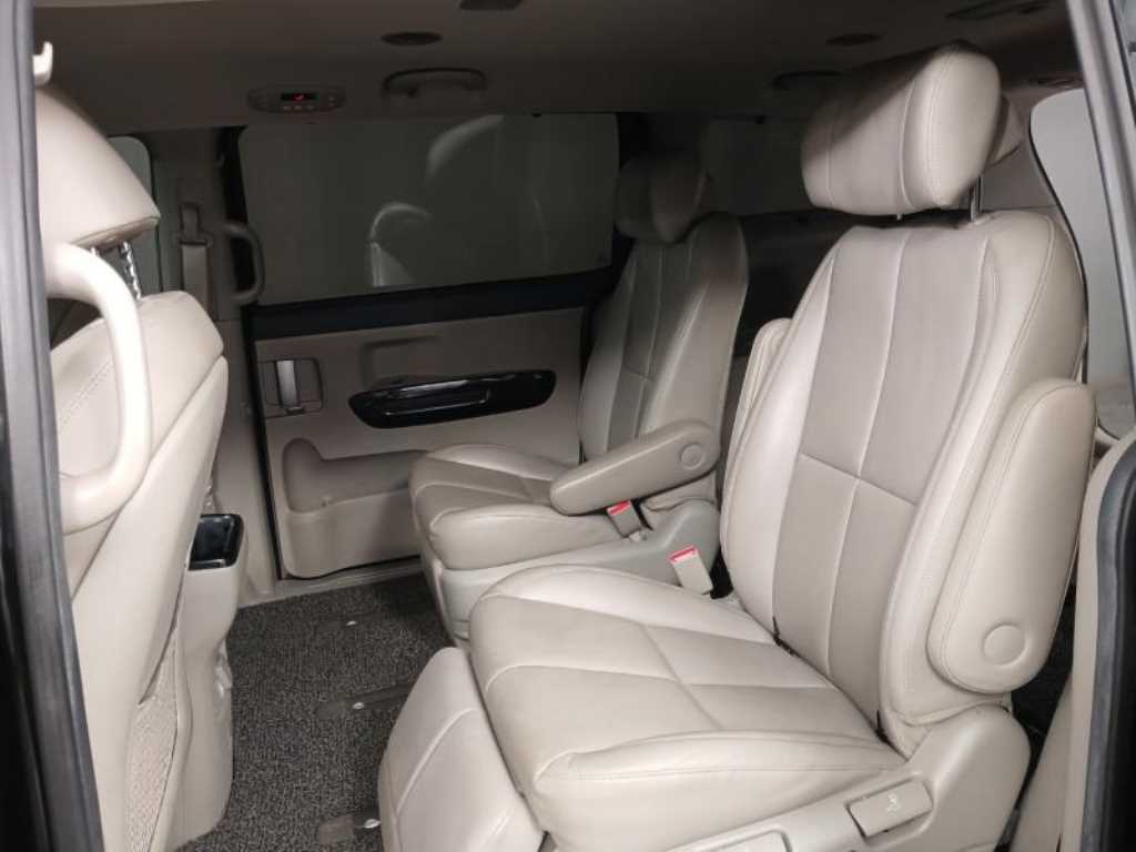 KIA Carnival - Vista 8