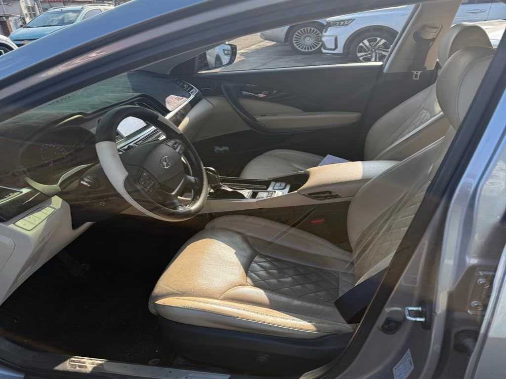 HYUNDAI Aslan - Vista 5