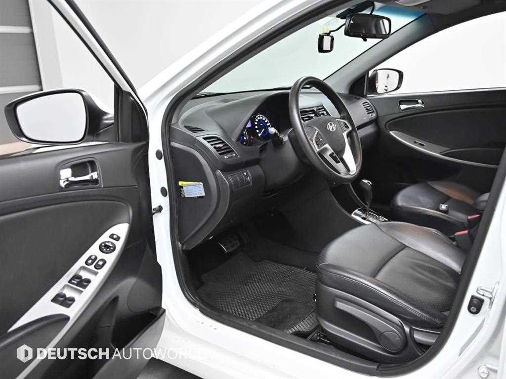 HYUNDAI Accent - Vista 11