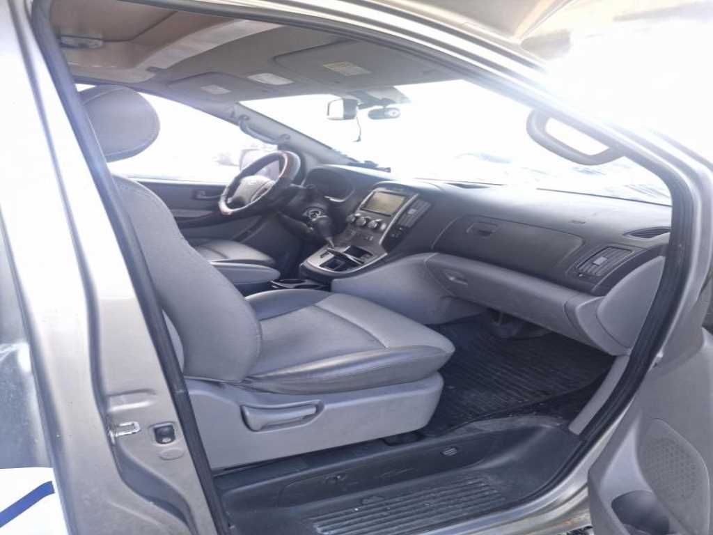 HYUNDAI Starex - Vista 7