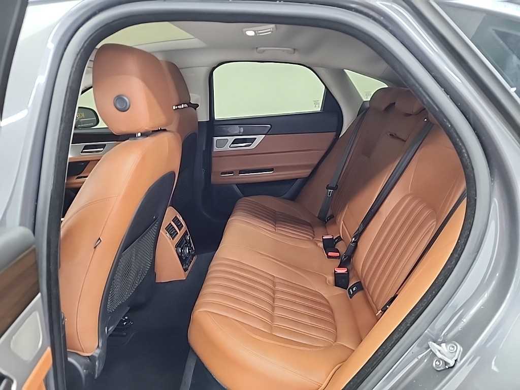 Jaguar XF - Vista 12