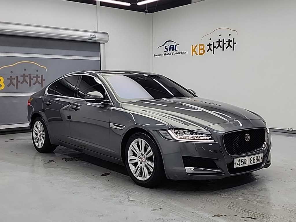Jaguar XF - Vista 4