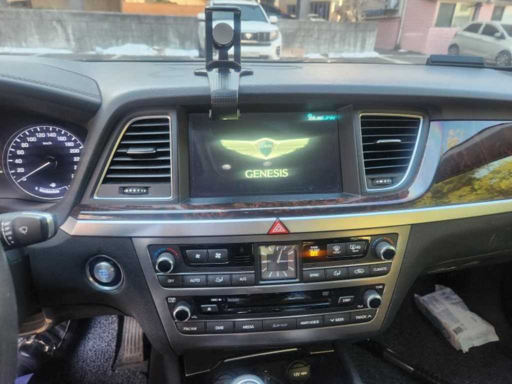 HYUNDAI Genesis - Vista 10