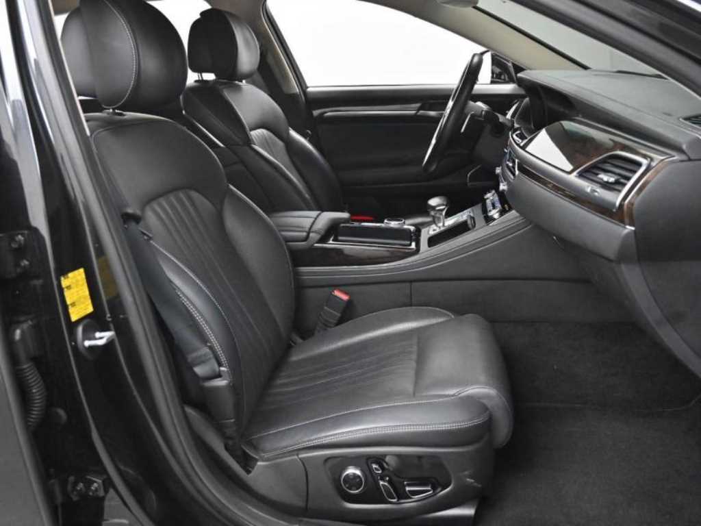 Genesis G90 - Vista 10