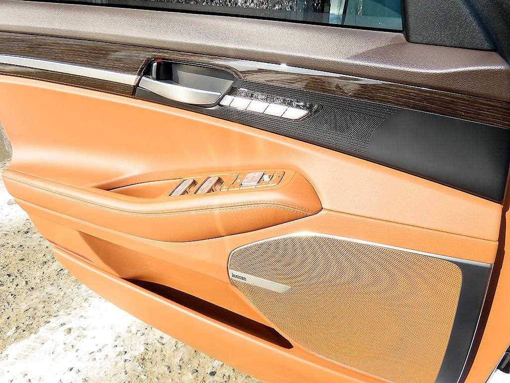 Genesis G90 - Vista 11