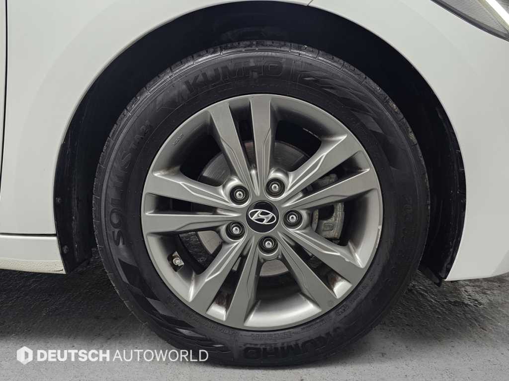 HYUNDAI Avante - Vista 5