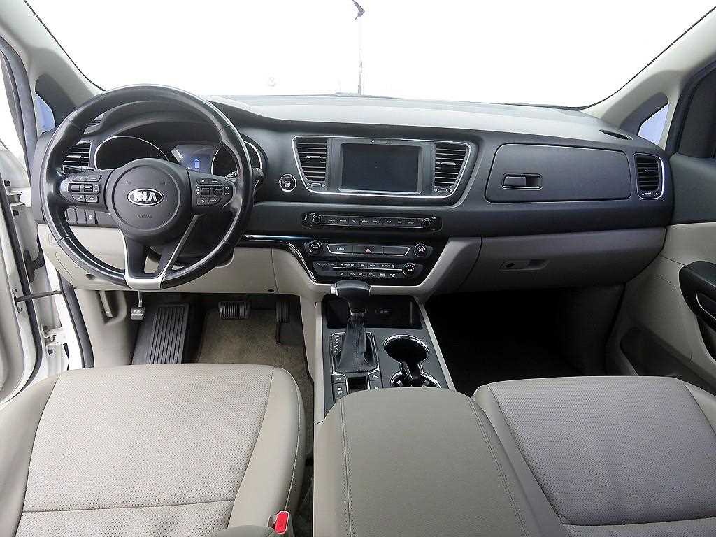 KIA Carnival - Vista 8