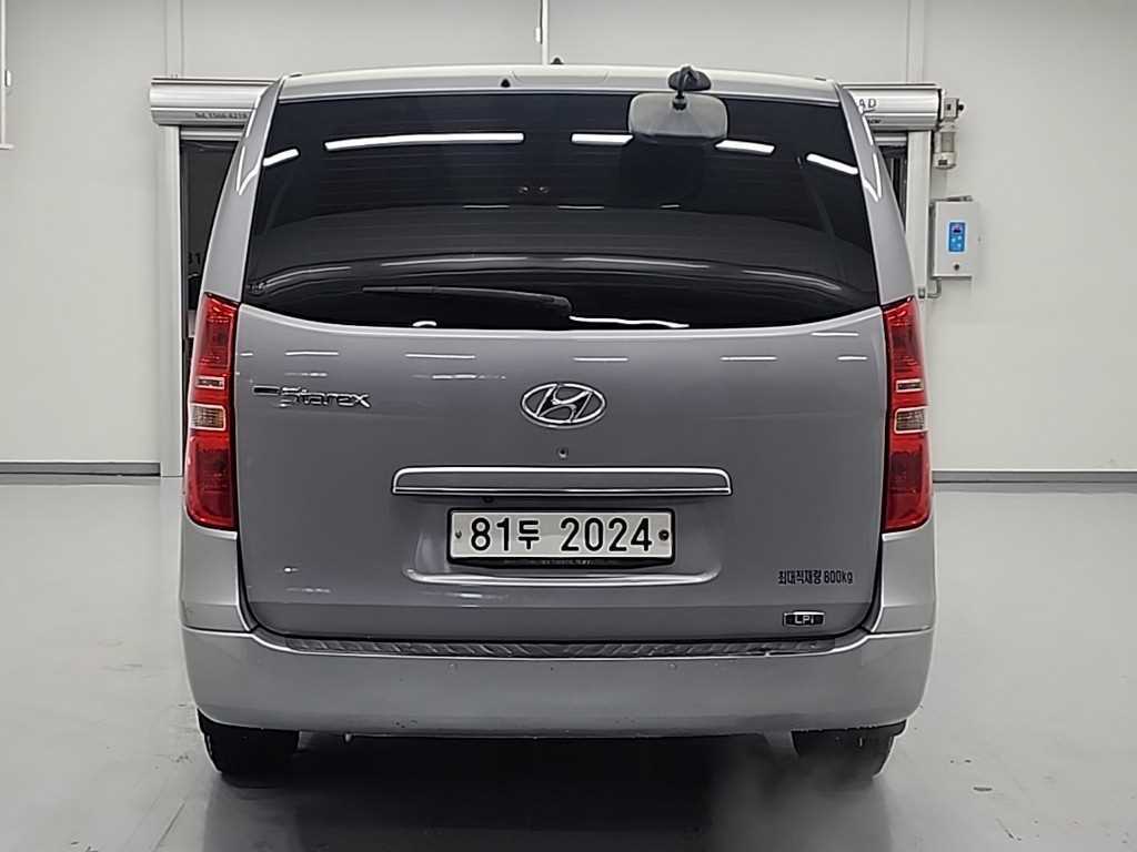 HYUNDAI Starex - Vista 3