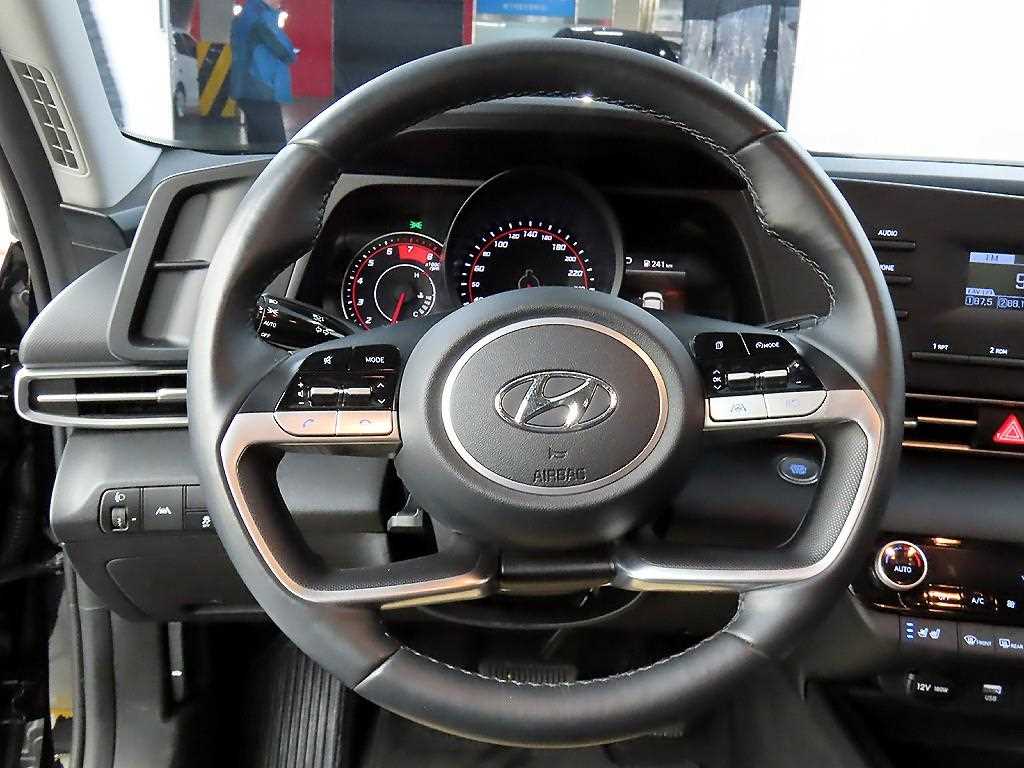 HYUNDAI Avante - Vista 9