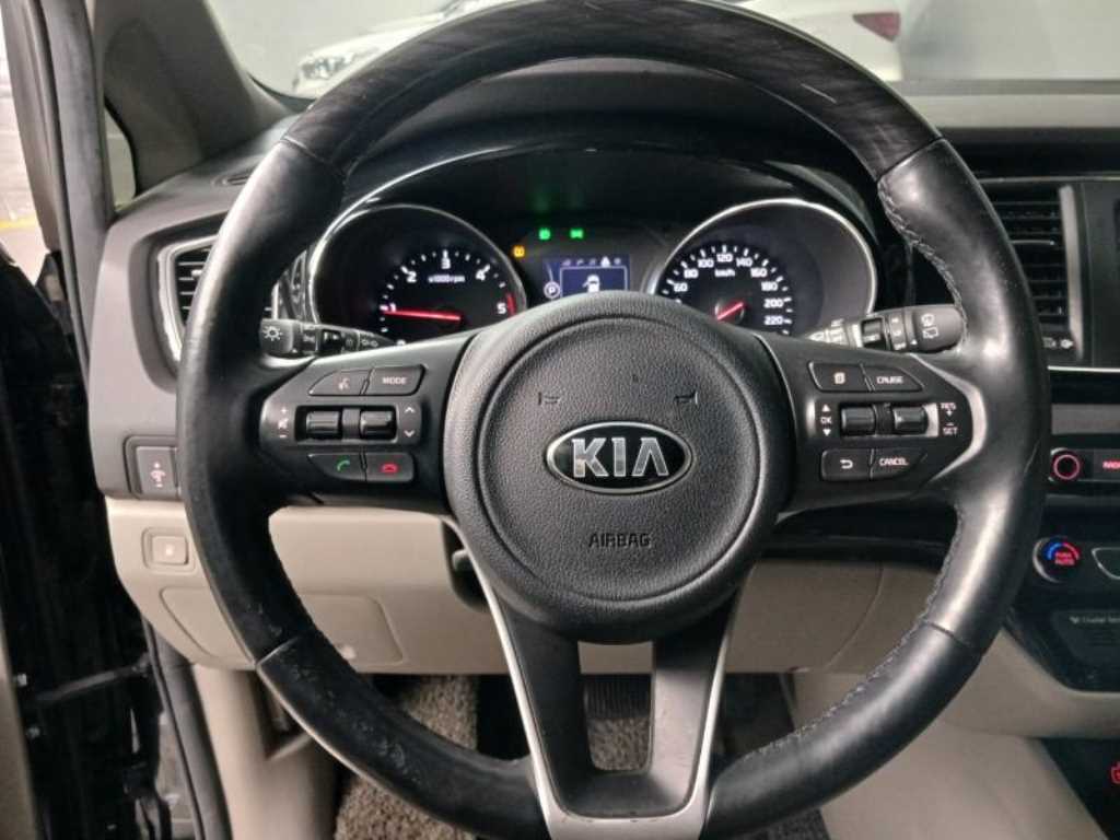 KIA Carnival - Vista 11