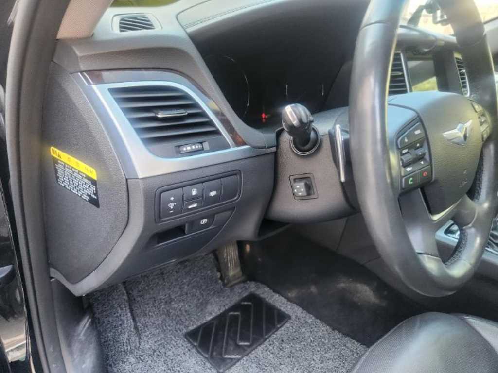 HYUNDAI Genesis - Vista 6