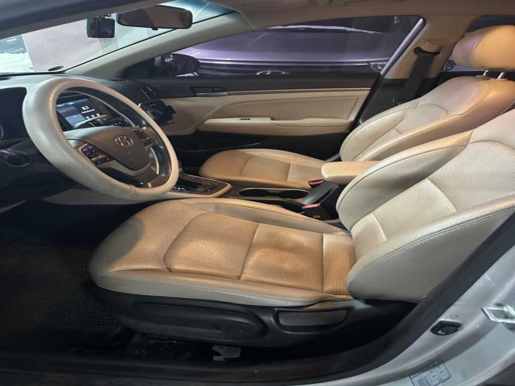 HYUNDAI Avante - Vista 7