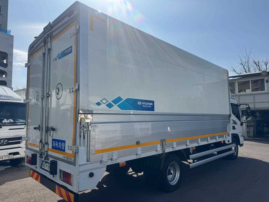 medium and large cargo truck - Vista 4