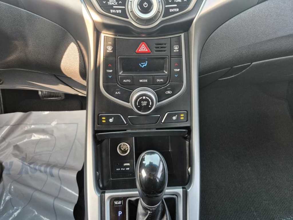 HYUNDAI Avante - Vista 12