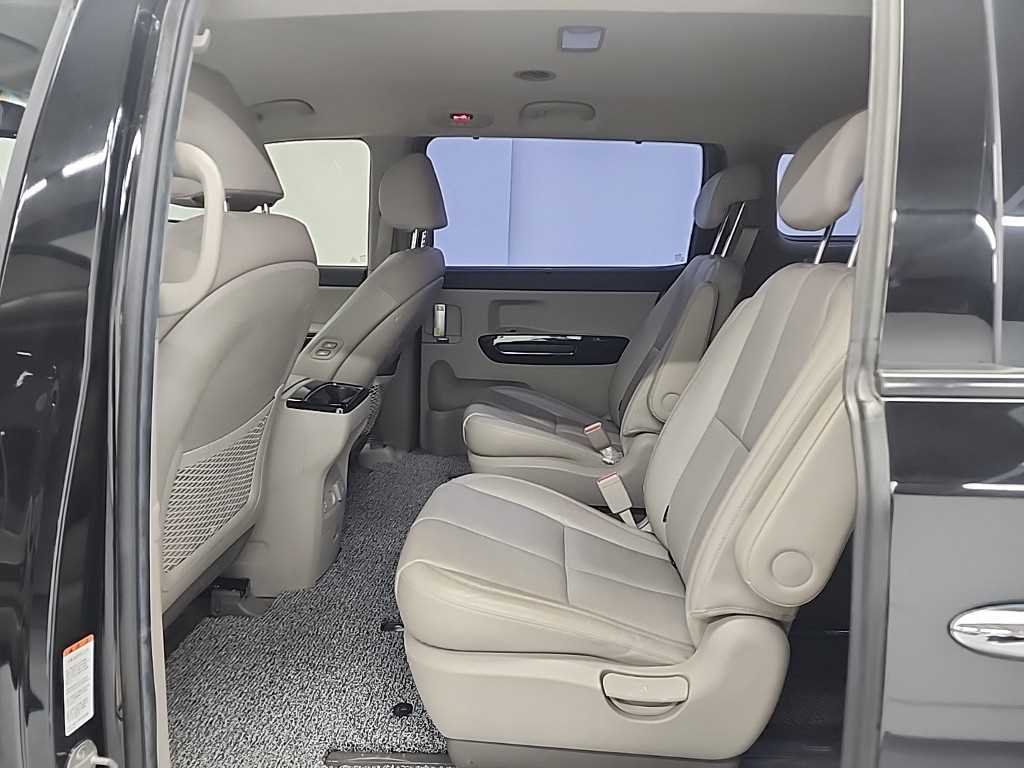 KIA Carnival - Vista 12